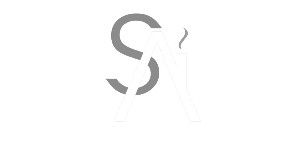 Logo mit stilisierten Buchstaben „SA“ in transparentem Design.