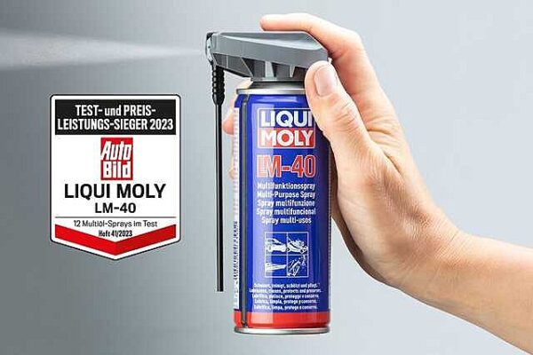 Hand hält eine Sprühdose LIQUI MOLY LM-40 Multifunktionsspray (200 ml) – ausgezeichnet als Testsieger, ideal zum Schmieren, Reinigen und Schützen.