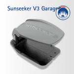 Sunseeker V3 Garage geöffnet mit sichtbarer Ladestation – wetterfeste Schutzgarage für Sunseeker Rasenmähroboter