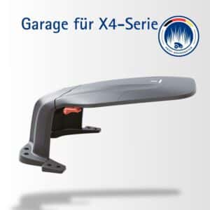Segway Navimow Garage X4-Serie – graue Kunststoffgarage mit rotem Verriegelungsknopf und Wandmontage